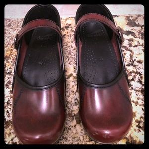 Dansko Marcelle Cordovan Mary Jane clogs 38    $45